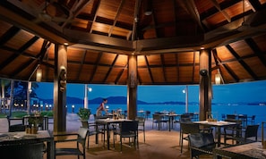 3 restaurants, breakfast, lunch, dinner served; international cuisine