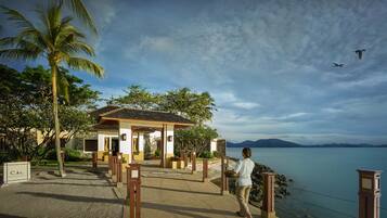 Couples treatment room(s), sauna, hot tub, body treatments, hydrotherapy