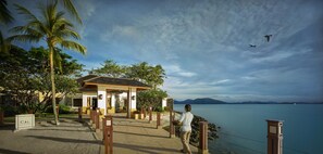 A coastal hotel with a covered patio, palm trees, and a view of the sea. - Shangri-La Tanjung Aru, Kota Kinabalu (Kota Kinabalu)