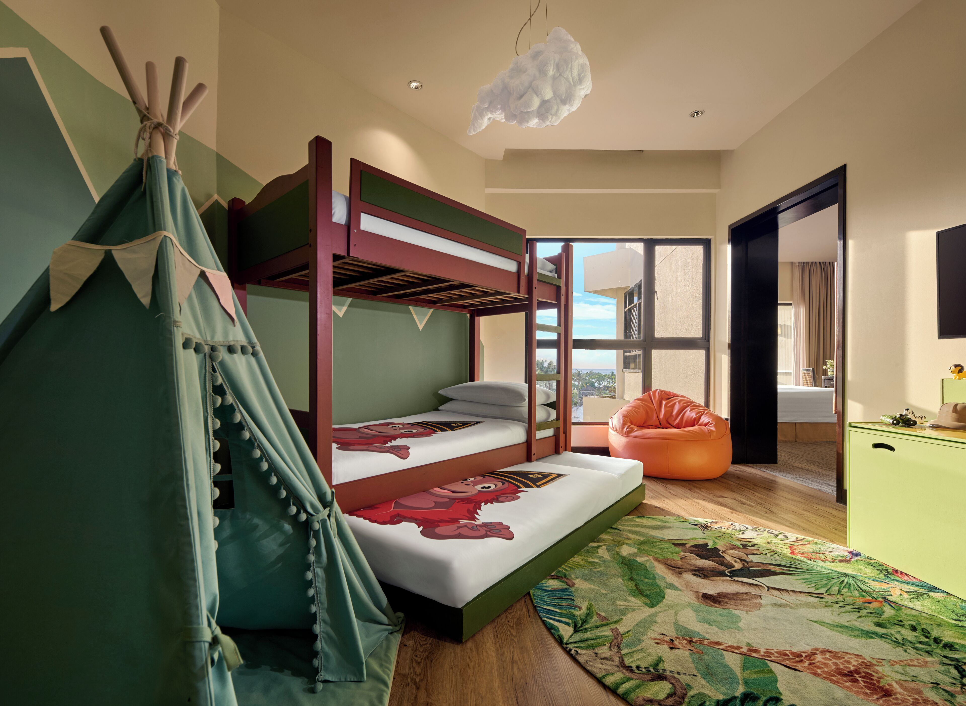 Quarto com cama de solteiro, uma tenda tipi verde, um pufe e vista para o exterior.