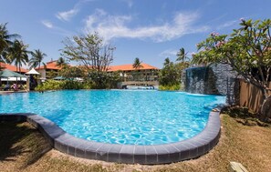 2 outdoor pools, open 7:00 AM to 10:00 PM, pool umbrellas, sun loungers - Shangri-la Tanjung Aru, Kota Kinabalu (Kota Kinabalu)