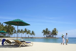 Privatstrand, Liegestühle, Sonnenschirme, Strandtücher