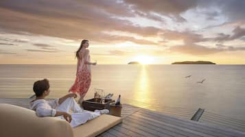 2 bars/lounges, lobby lounge