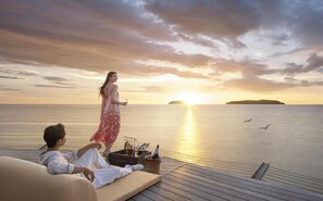 2 bars/lounges, lobby lounge