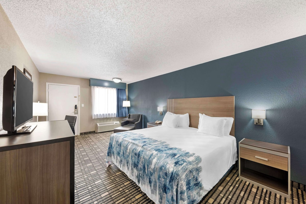 In-room safe, desk, laptop workspace, iron/ironing board