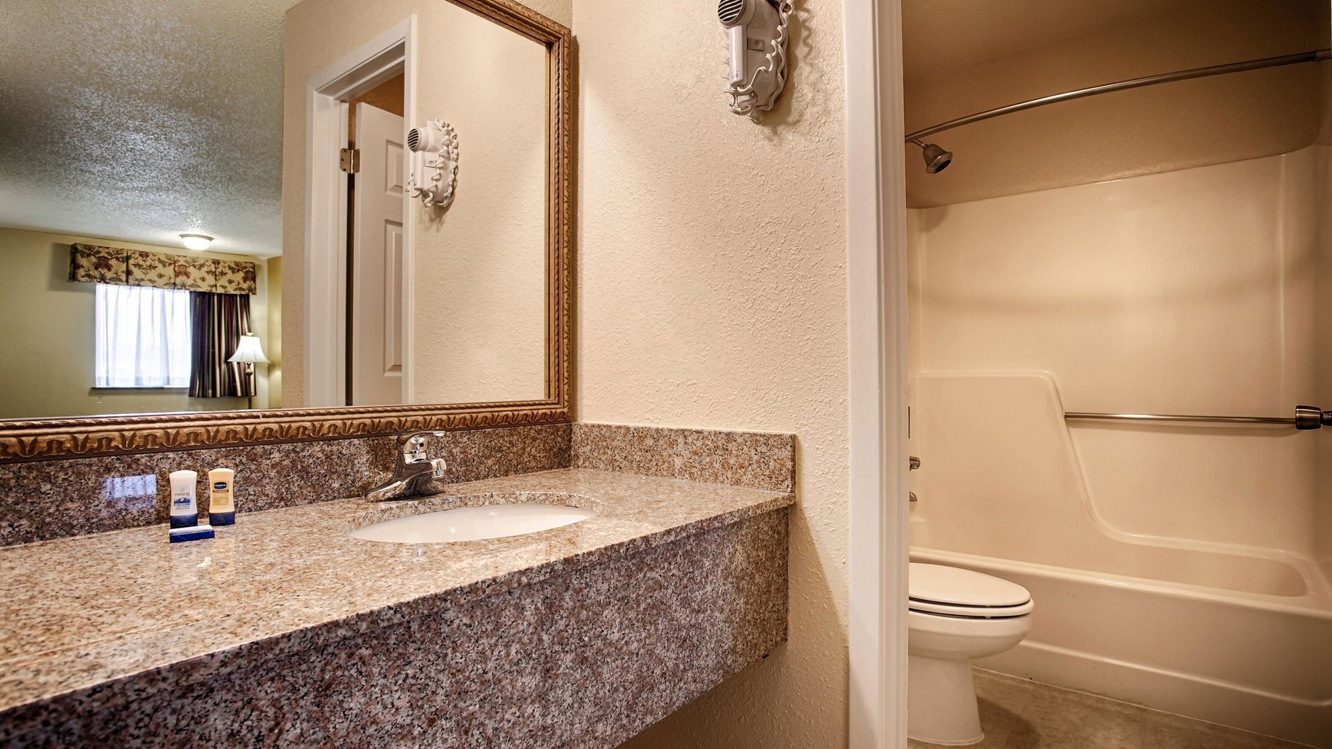 浴室 | 淋浴/盆浴组合、免费洗浴用品、吹风机、毛巾