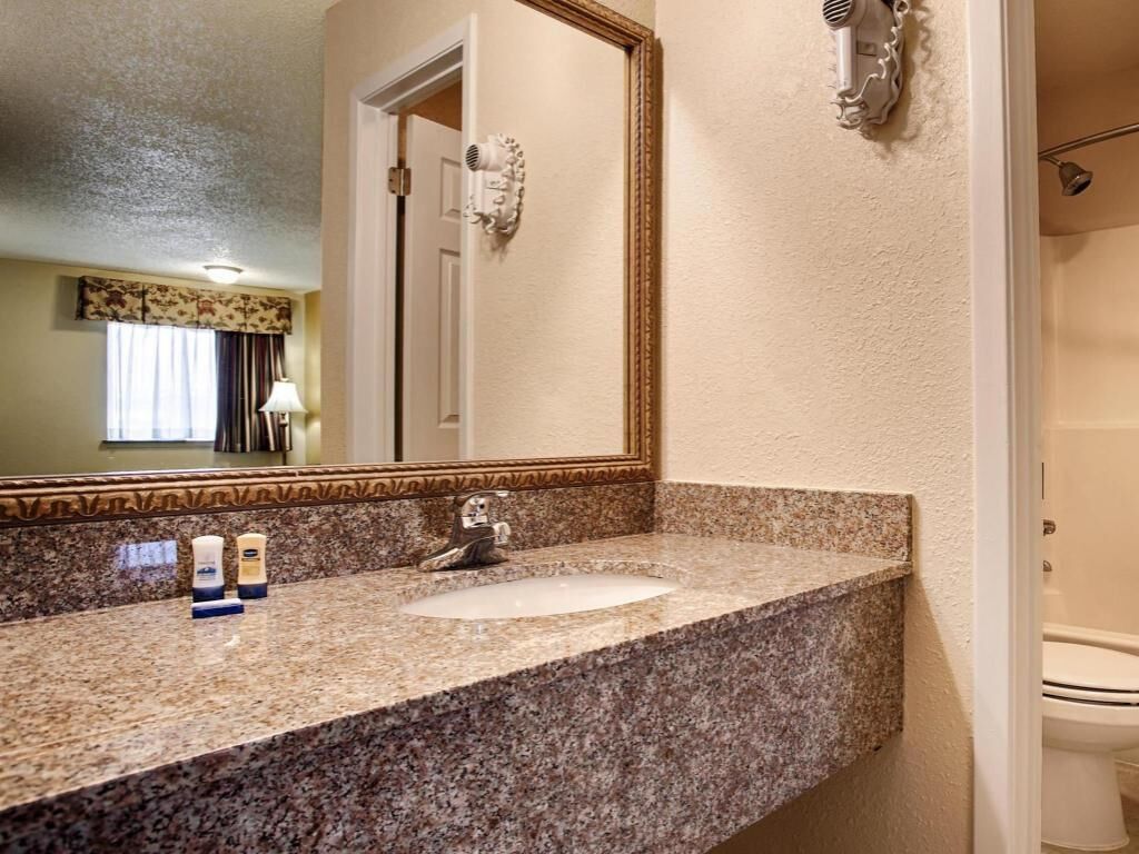 浴室 | 淋浴/盆浴组合、免费洗浴用品、吹风机、毛巾