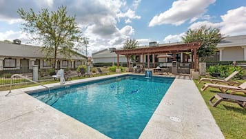 Piscina stagionale all'aperto, ombrelloni da piscina, lettini