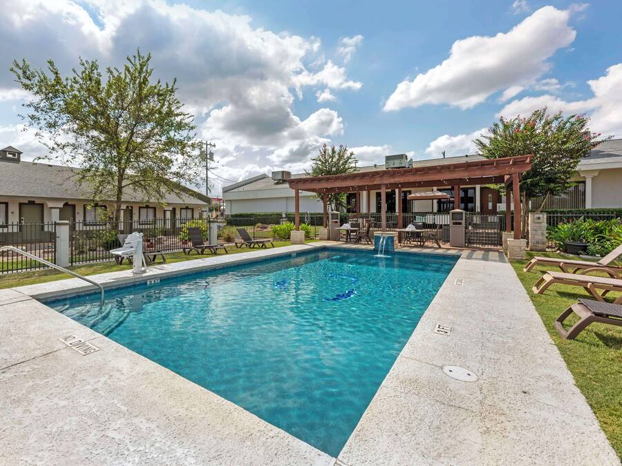 Piscina stagionale all'aperto, ombrelloni da piscina, lettini