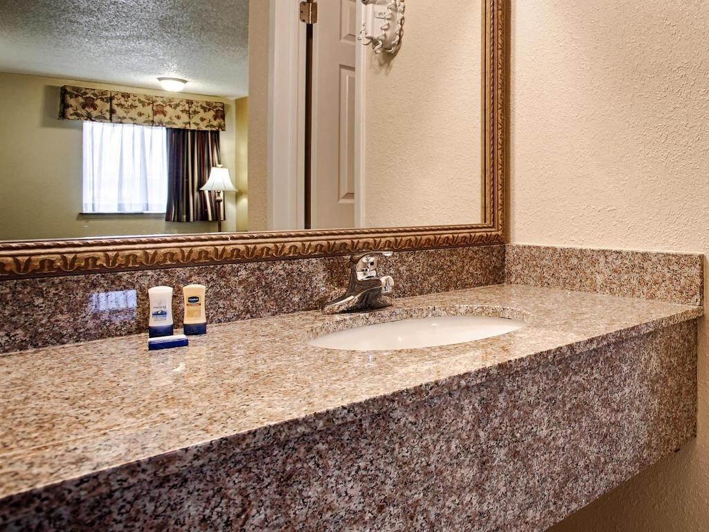 浴室 | 淋浴/盆浴组合、免费洗浴用品、吹风机、毛巾