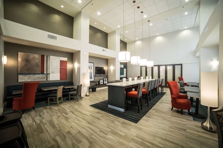 Reception. Hampton Inn & Suites Tempe/Phoenix Airport, AZ