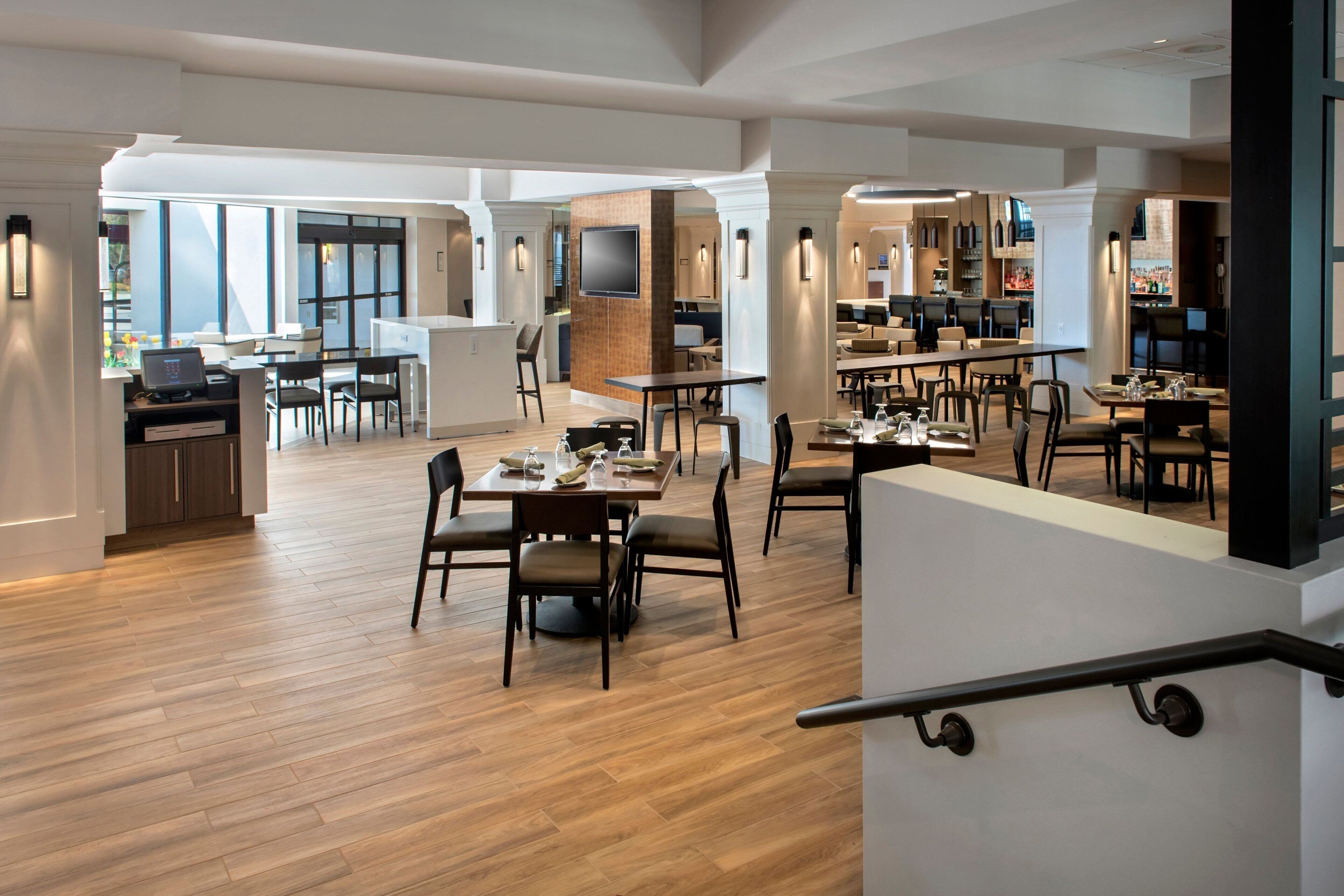 breakfast, lunch, dinner served; american cuisine