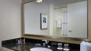 Bañera con ducha, artículos de tocador de diseñador, secador de pelo