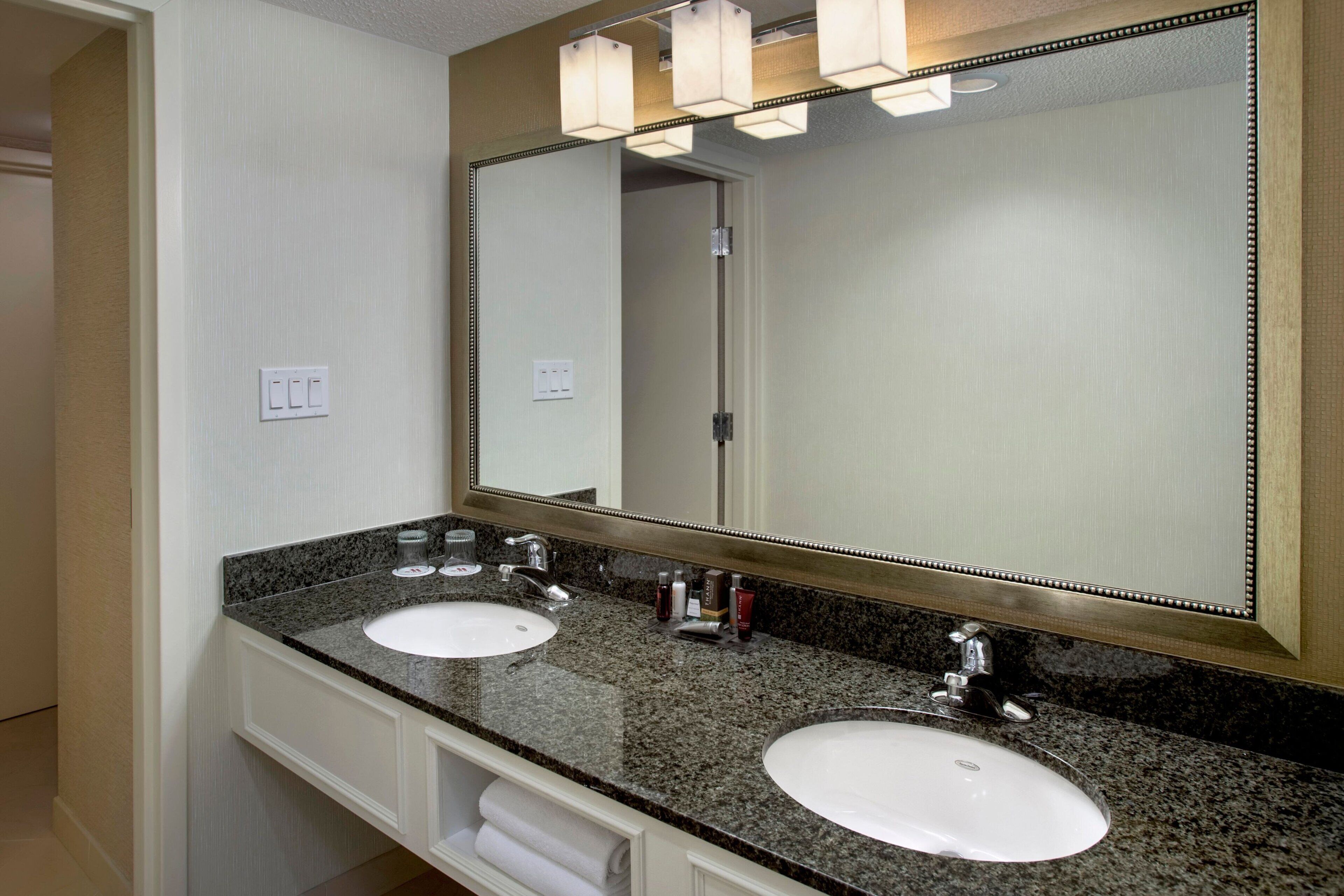 suite, 1 king bed | bathroom | combined shower/bathtub, designer toiletries, hair dryer, towels