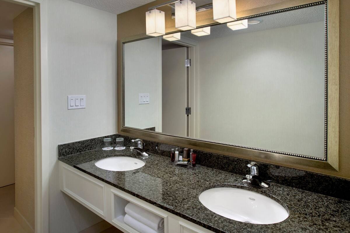 suite, 1 king bed | bathroom | combined shower/bathtub, designer toiletries, hair dryer, towels