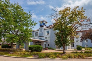 A Days Inn & Suites building with a modern design, featuring a flat roof and a signboard.