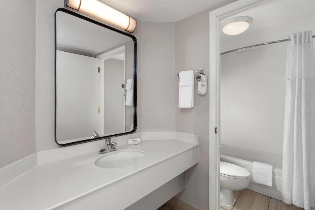 Photo - Days Inn & Suites by Wyndham Arlington Heights