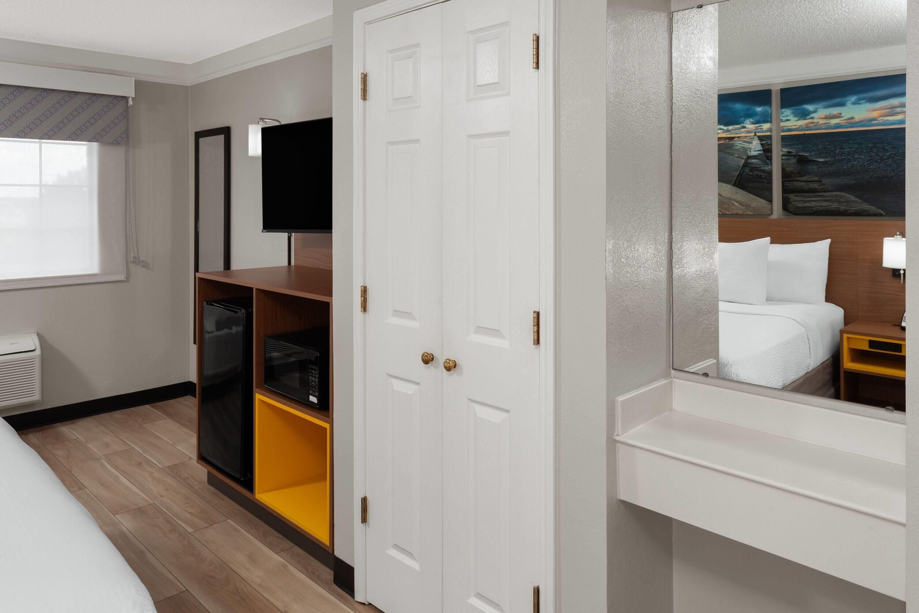 Photo - Days Inn & Suites by Wyndham Arlington Heights