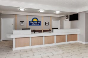 Lobby - Days Inn & Suites by Wyndham Arlington Heights (Arlington Heights)