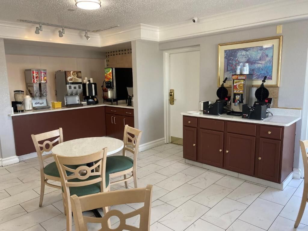 Photo - Days Inn & Suites by Wyndham Arlington Heights