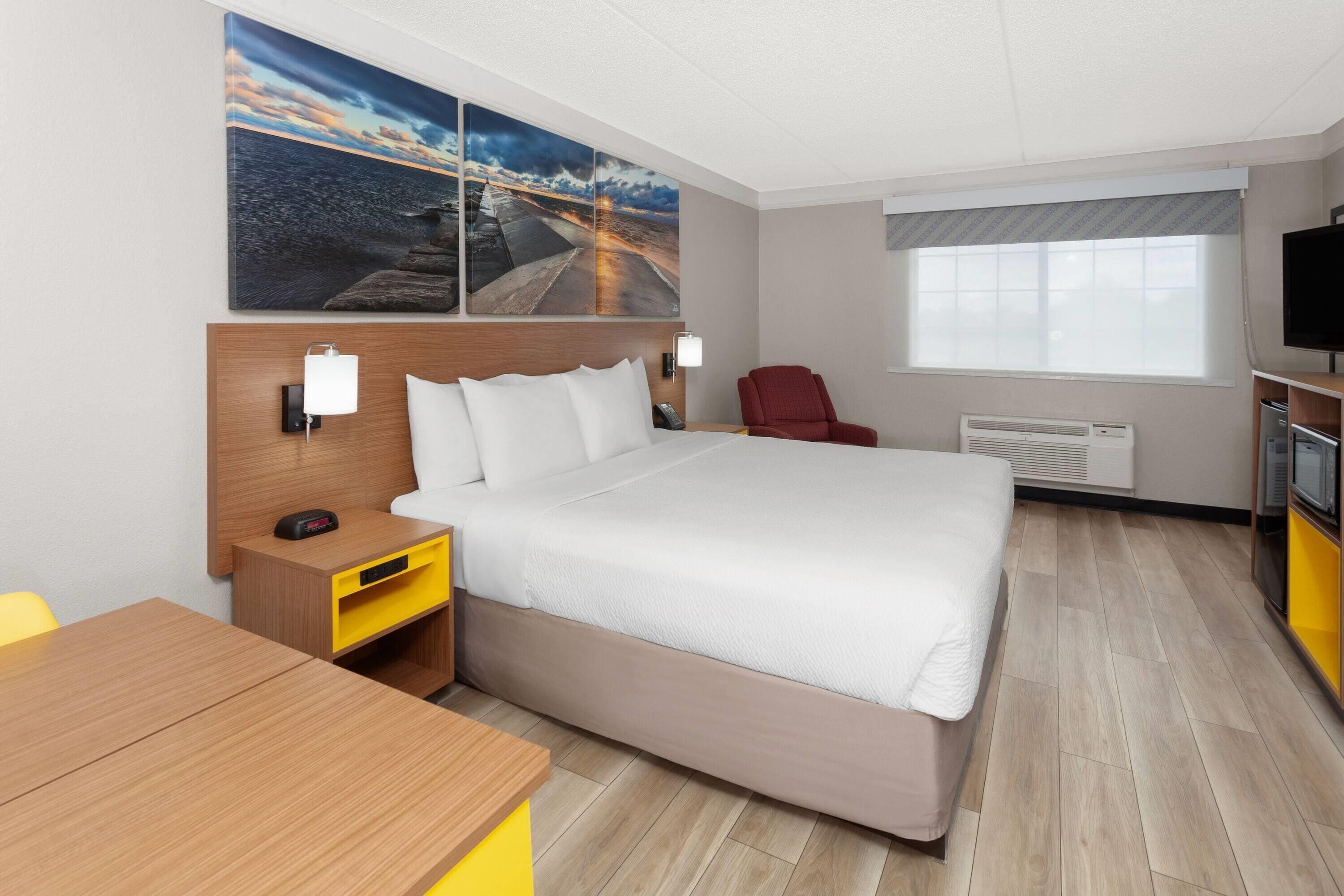 Room, 1 King Bed, Non Smoking | Premium bedding, desk, iron/ironing board, free cribs/infant beds