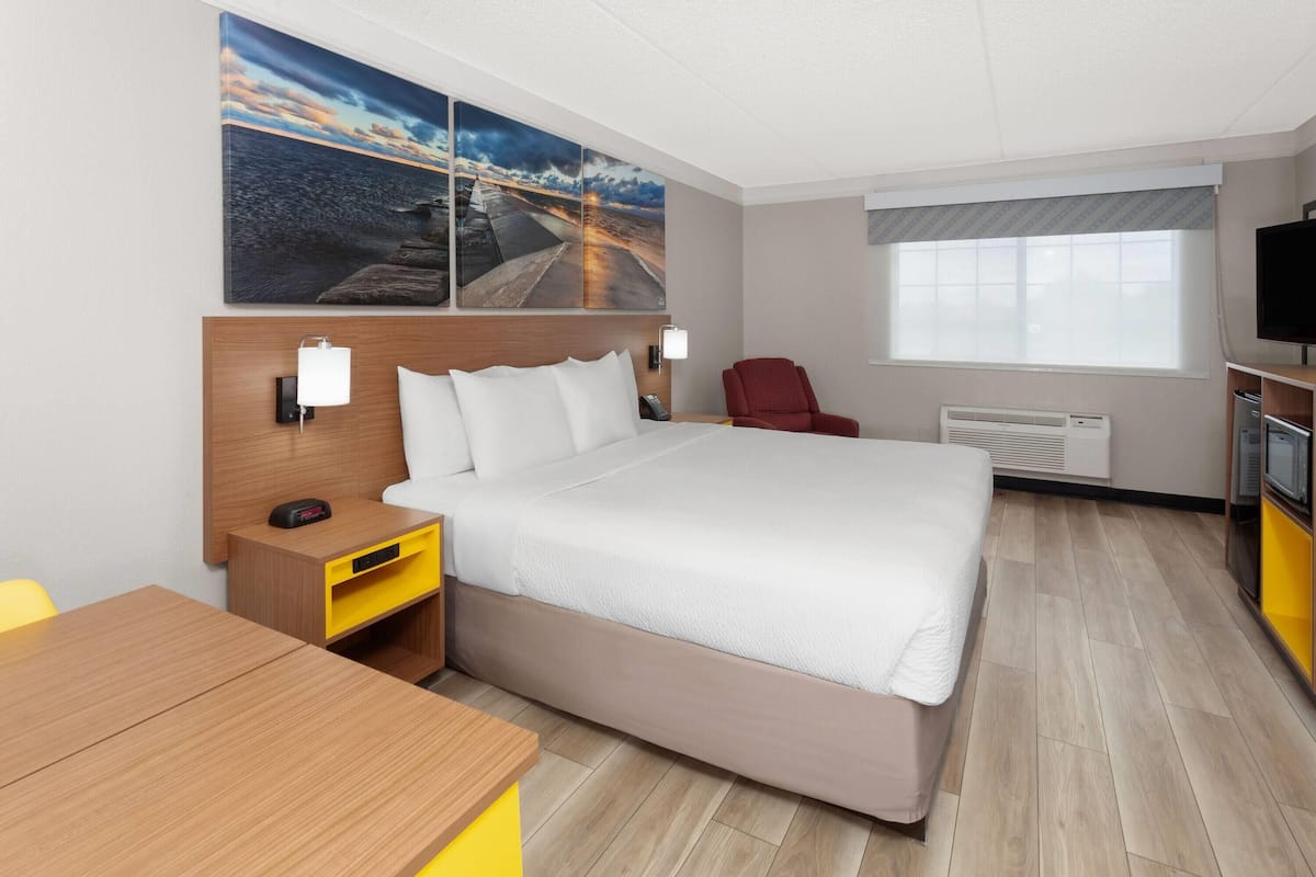 Premium bedding, desk, iron/ironing board, free cots/infant beds