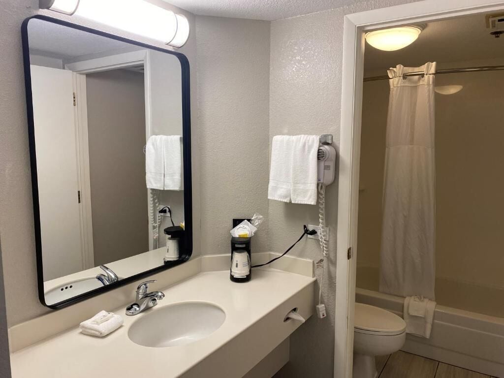 Photo - Days Inn & Suites by Wyndham Arlington Heights