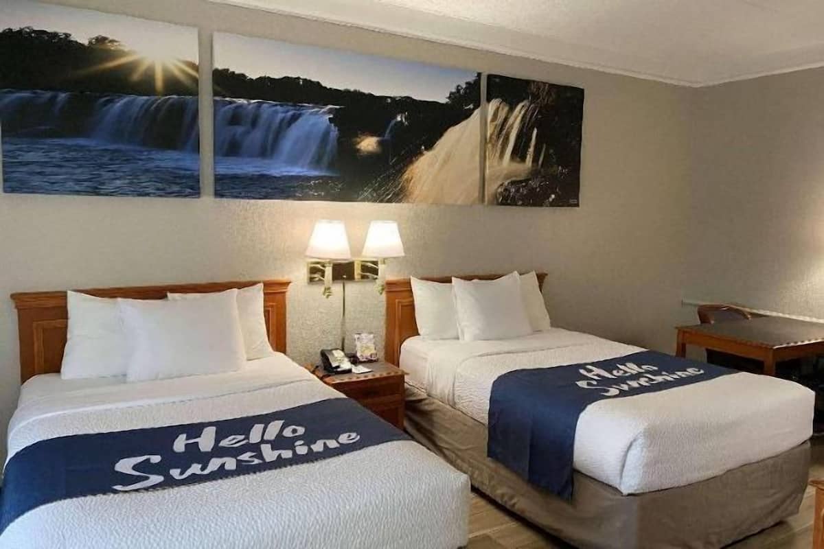 Sengetøy av topp kvalitet, skrivebord og strykejern/-brett