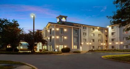 Days Inn & Suites by Wyndham Arlington Heights