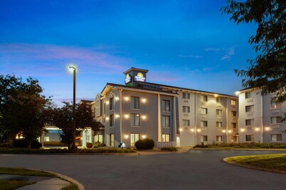 Days Inn & Suites by Wyndham Arlington Heights