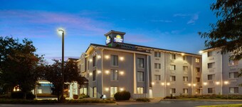 Days Inn & Suites by Wyndham Arlington Heights