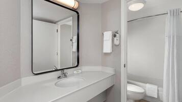 Combined shower/bathtub, free toiletries, hair dryer, towels