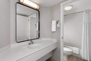 Combined shower/tub, free toiletries, hair dryer, towels
