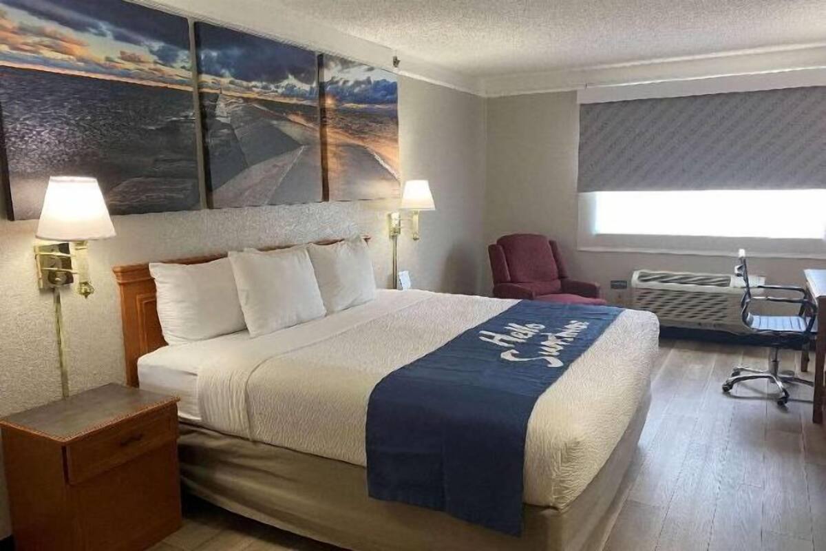 Premium bedding, desk, iron/ironing board, free cots/infant beds