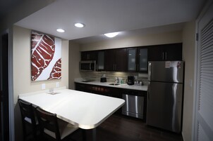 Refrigerador con freezer, microondas, placa de cocina, lavavajillas