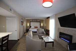 Escritorio, espacio para trabajar con laptop y cortinas blackout 