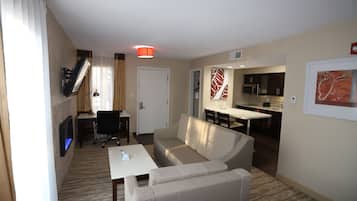 Suite estudio, 1 cama de matrimonio grande, no fumadores | Escritorio, espacio para trabajar con un portátil, cortinas opacas