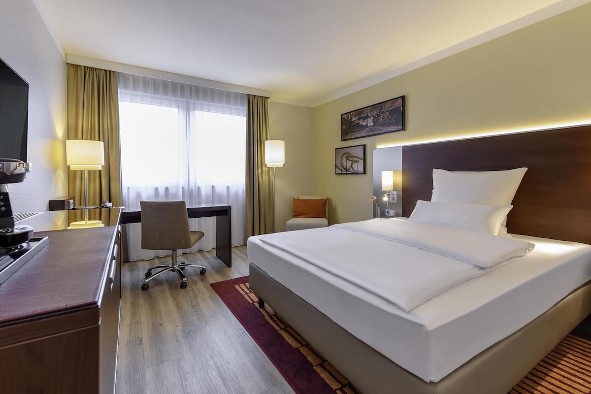 Standard Room, 1 Queen Bed | Hypo-allergenic bedding, minibar, in-room safe, desk