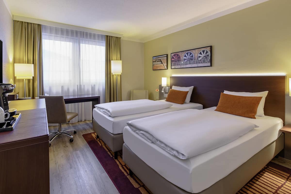 Standard Room, 2 Twin Beds | Hypo-allergenic bedding, minibar, in-room safe, desk