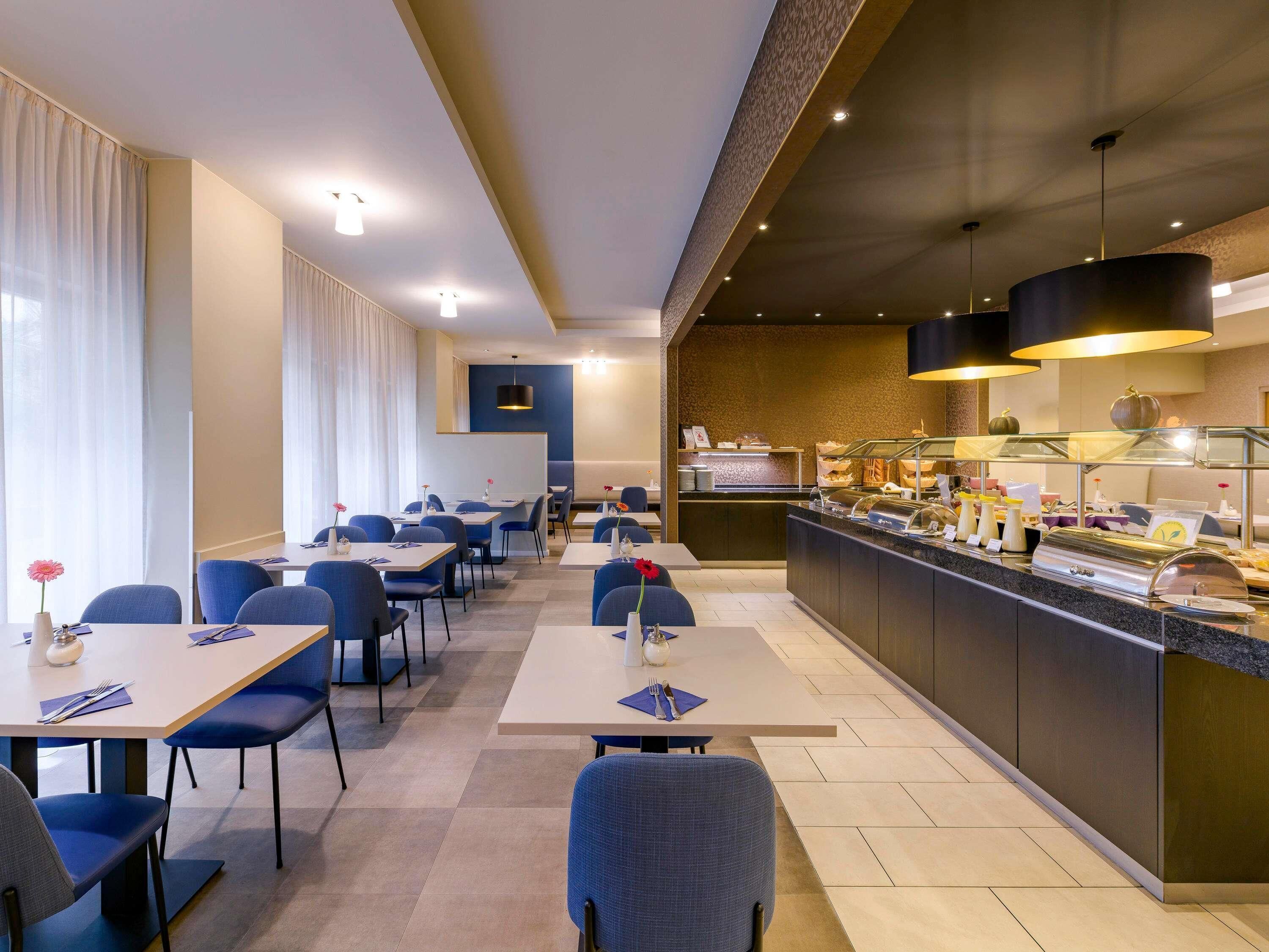 Sarapan bufet setiap hari (EUR 24 seorang) 