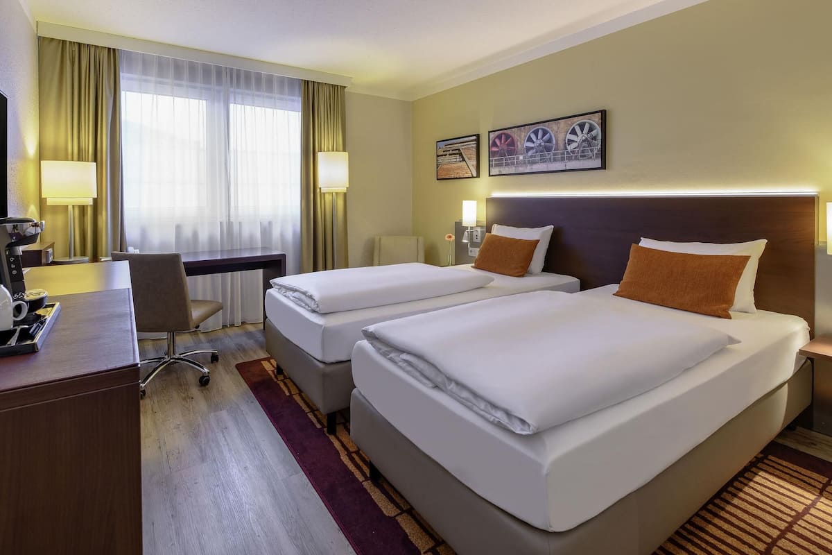 Standard Room, 2 Twin Beds | Hypo-allergenic bedding available, minibar, in-room safe, desk