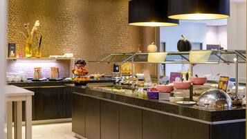 Petit déjeuner buffet servi tous les jours en supplément