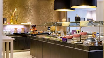 TĂ€gliches FrĂŒhstĂŒcksbuffet (24 EUR pro Person)