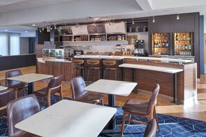 Daily continental breakfast for a fee - Courtyard by Marriott Chicago Lincolnshire (Lincolnshire)