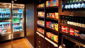 Zona bien iluminada para aperitivos y bebidas, con refrigerios, barras de snacks y microondas.