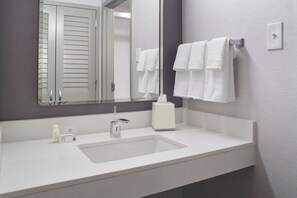 Combined shower/bathtub, free toiletries, hair dryer, towels - Courtyard by Marriott Chicago Lincolnshire (Lincolnshire)
