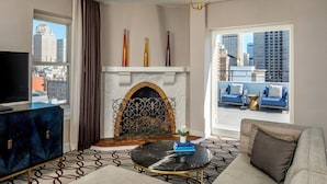 Un salon moderne doté d’une cheminée, d’un téléviseur et d’un balcon avec un espace salon extérieur.