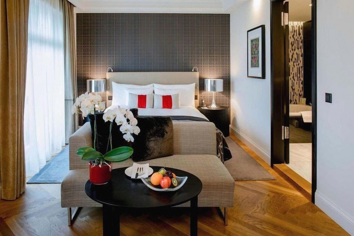Premium bedding, down comforters, pillowtop beds, in-room safe