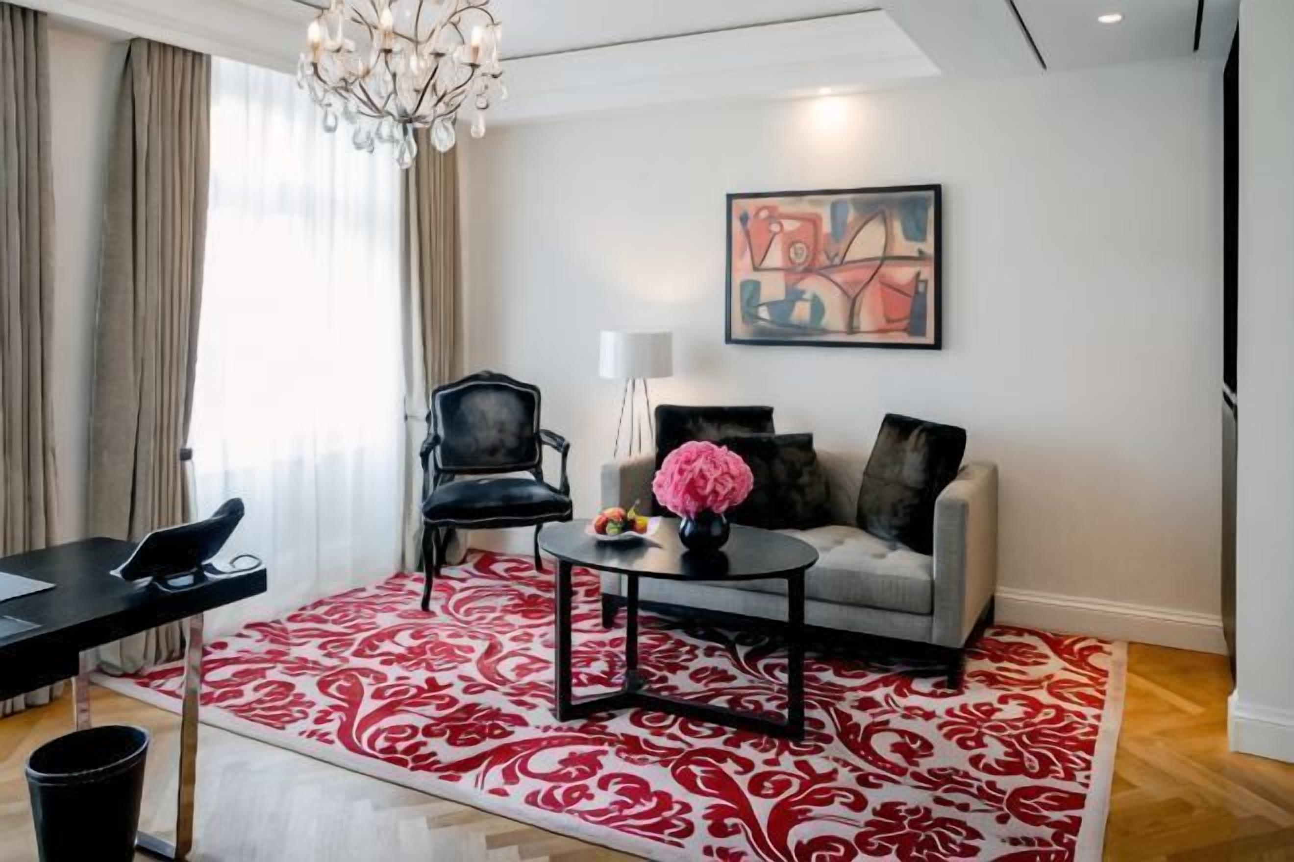 Living area | 102-cm LCD TV with satellite channels, TV