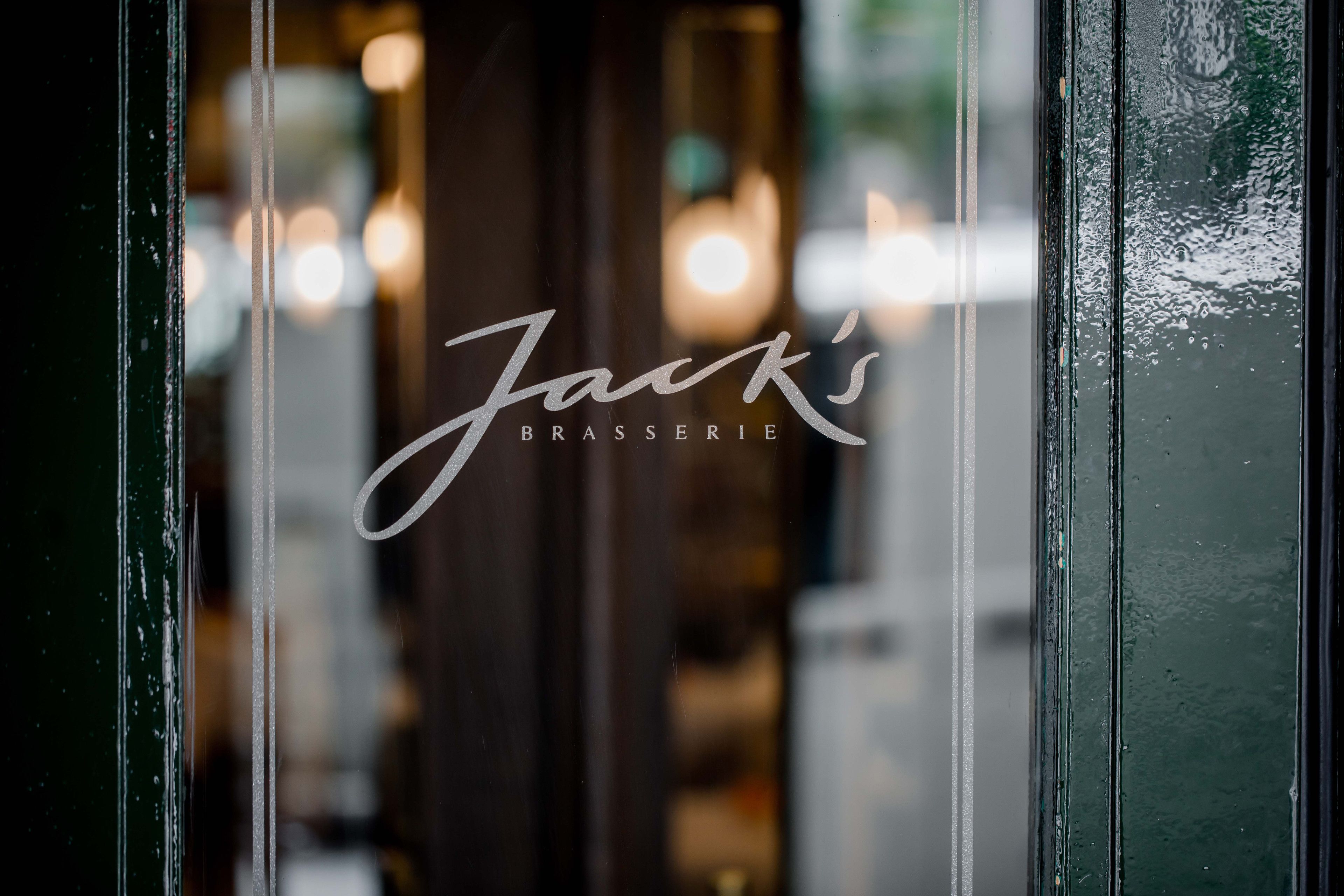 Una ventana con el texto "Jack's Brasserie".